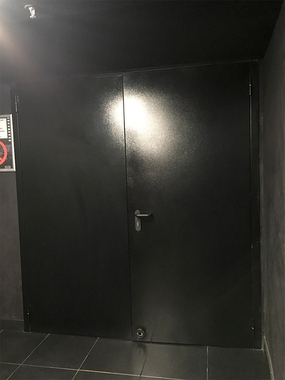 Двупольная дверь черного цвета