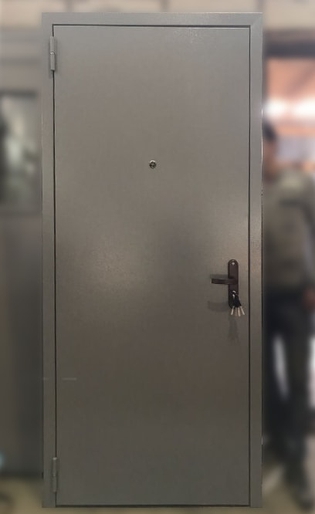 Серая металлическая дверь