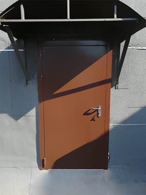 Дверь с наружной стороны (выход на крышу БЦ, ул. Рочдельская)