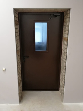 Дверь с окном (Нагатинский проезд)