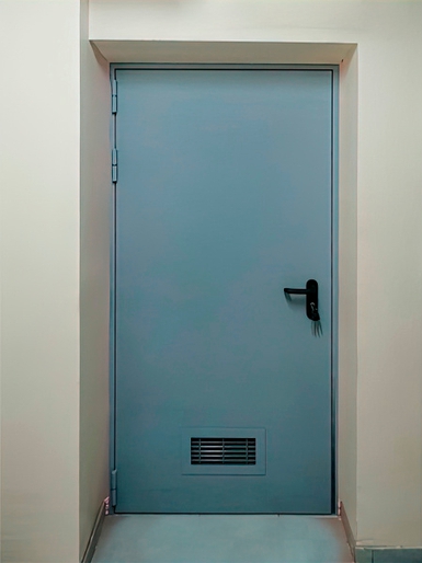 Дверь с вентиляцией, фото с двух сторон (ул. Южнопортовая)