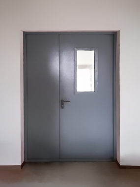 Дверь со стеклом и доводчиком, фото сзади (наб. Шитова)