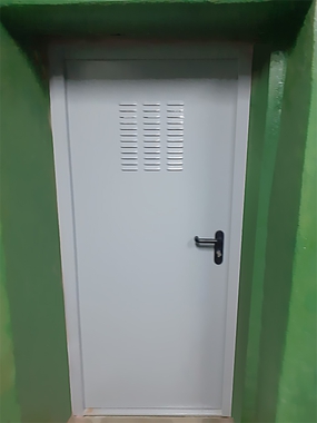 Дверь в лифтовой шахте, фото изнутри (ул. Илимская)