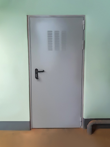 Дверь в лифтовой шахте, фото снаружи (ул. Илимская)