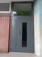 Дверь в подъезд со стеклом сверху