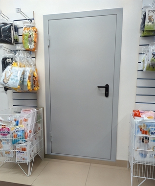 Дверь в помещение в магазине