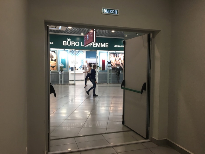 Дверь в торговом комплексе