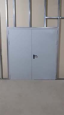Двупольная дверь Антипаника, вид снаружи (ТРЦ «Мега», зона разгрузки)