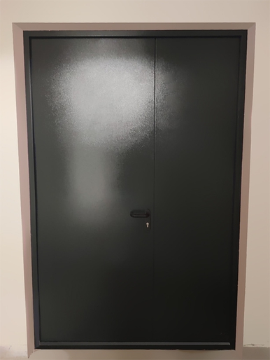 Двупольная дверь, фото изнутри (подвал бизнес-центра)
