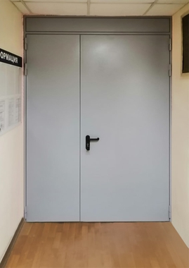Двупольная дверь, фото снаружи (Новоподмосковный переулок)