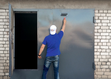 Как и чем покрасить гаражные ворота своими руками