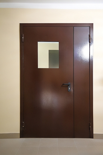 Коричневая дверь EI 60 с окном