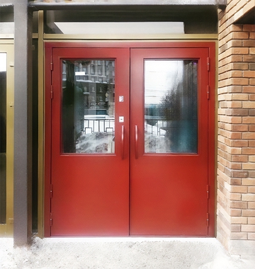 Красная дверь с остеклением
