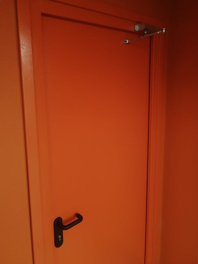 Обратная сторона оранжевой двери