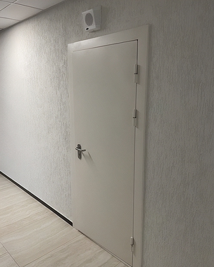 Однопольная противопожарная дверь белого цвета с ручкой хром