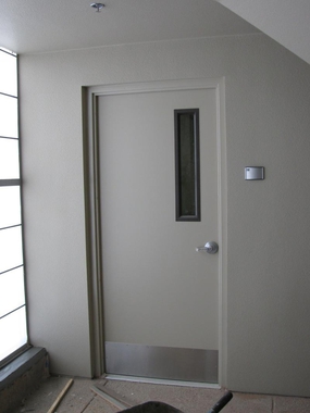 Однопольная техническая дверь с узким стеклопакетом