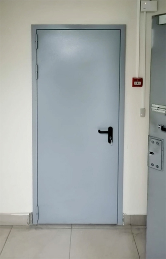 Однопольная дверь в офисе, вид снаружи (г. Зеленоград)