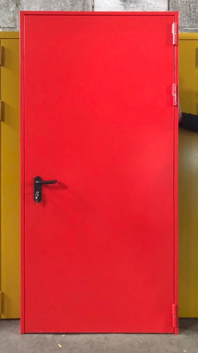 Глухая красная дверь