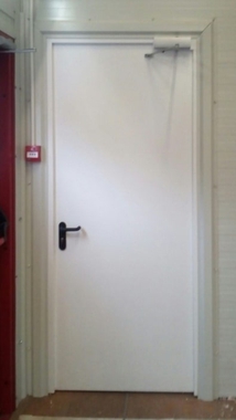 Одностворчатая белая дверь