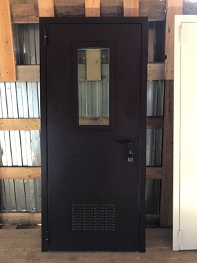 Темная дверь со стеклопакетом и вентиляцией