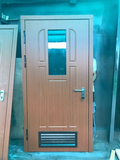 Дверь с вентиляцией и стеклопакетом