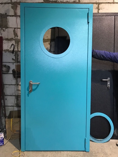 синяя дверь с круглым стеклопакетом