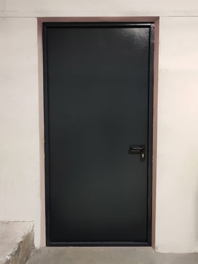 Одностворчатая дверь, вид изнутри (подвал бизнес-центра)