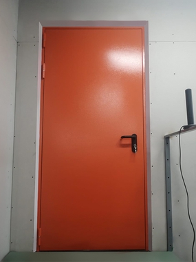Огнезащитная дверь оранжевого цвета