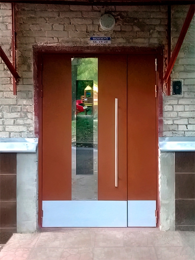 Остекленная дверь с отбойником (Окружной проезд)