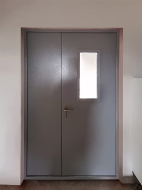 Остекленная дверь, вид изнутри (набережная Шитова)
