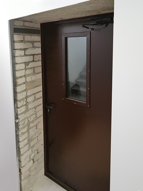 Остекленная коричневая дверь (Нагатинский проезд)