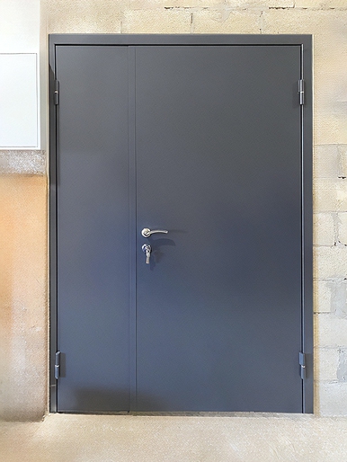 Полуторная дверь с серым покрытием