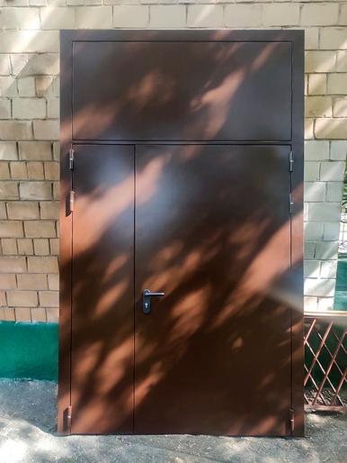 Полуторная дверь с фрамугой (ул. Звенигородская, 33а)