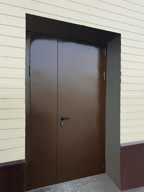 Полуторная коричневая дверь (тир, ул. Садовническая)