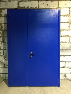 Синяя широкая дверь из металла