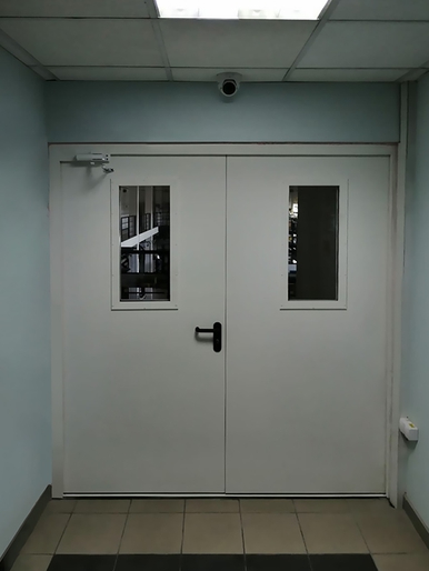 Распашная дверь со стеклами, вид изнутри (фабрика, г. Подольск)