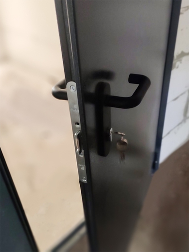 Ручка двупольной двери (подвал бизнес-центра)