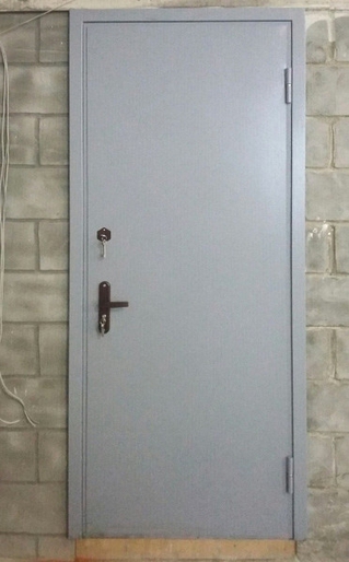 Техническая дверь с грунт-эмалью и ламинатом, снаружи