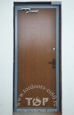 Фото установленной двери в офисе