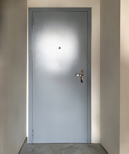 Техническая дверь серого цвета с нажимной ручкой