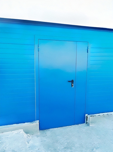 Уличная синяя дверь