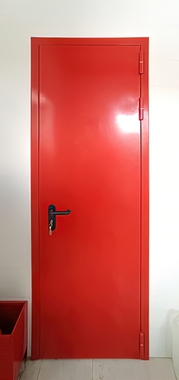 Узкая дверь красного цвета (г. Пушкино)