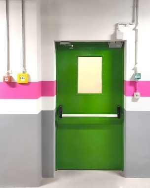 Зеленая дверь со стеклом и ручкой push-bar