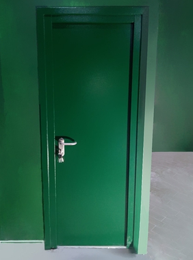 Зеленая противопожарная дверь
