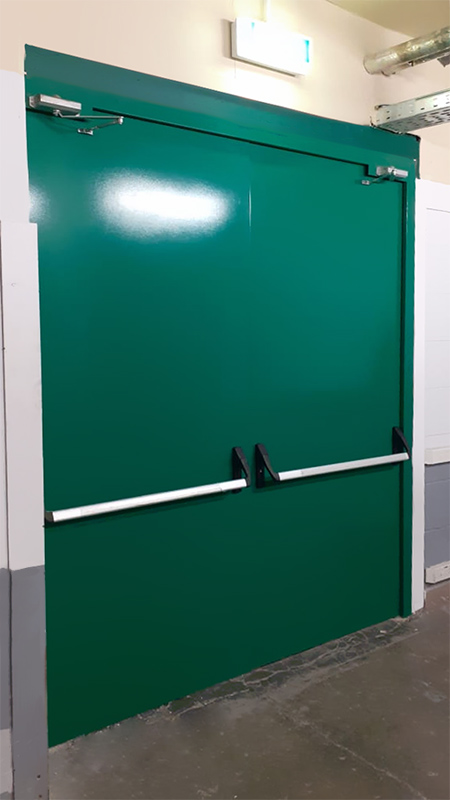 Монтаж двупольной двери с системой «Антипаника» – наши работы